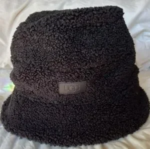 UGG | Accessories | Nwot Ugg Black Reversible Sherpa Bucket  display picture 1